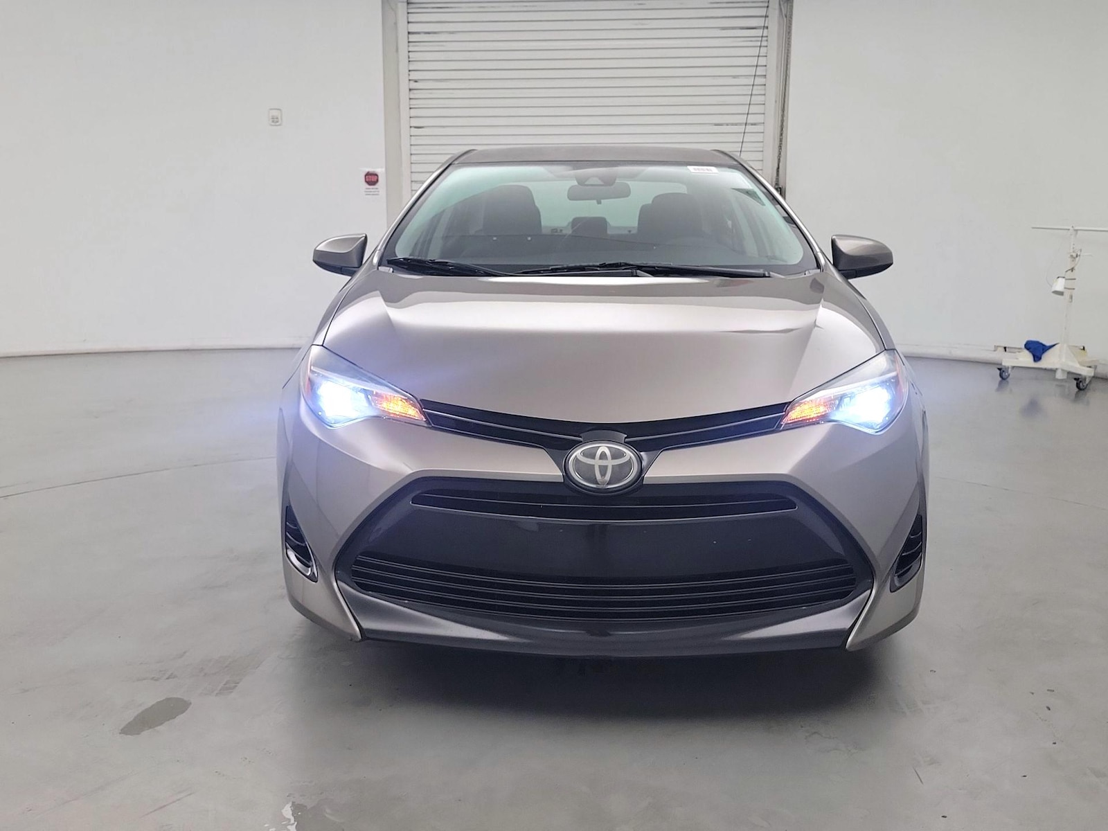 toyota corolla 2018 5YFBURHE6JP827073 image toyota corolla 2018 5YFBURHE6JP827073 image