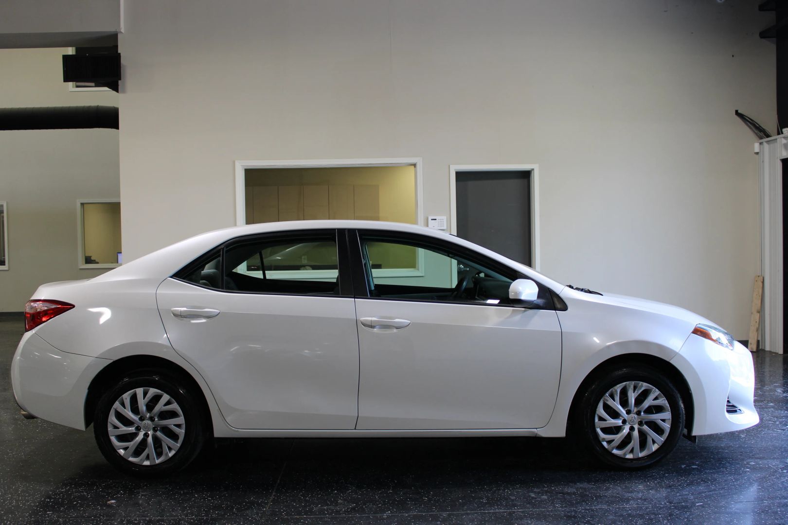 toyota corolla 2018 5YFBURHE0JP770921 image toyota corolla 2018 5YFBURHE0JP770921 image