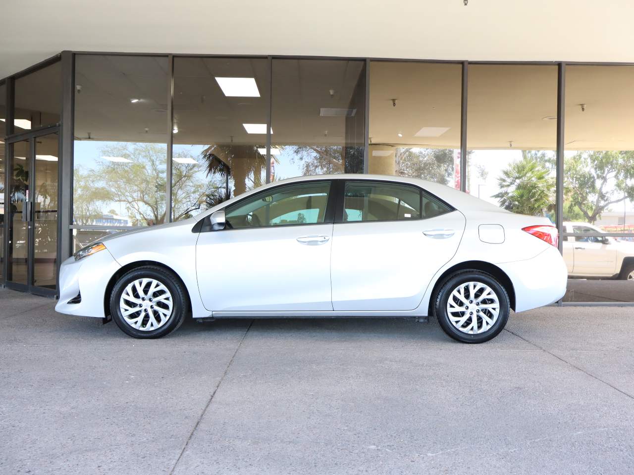 toyota corolla 2018 2T1BURHE7JC055456 image toyota corolla 2018 2T1BURHE7JC055456 image