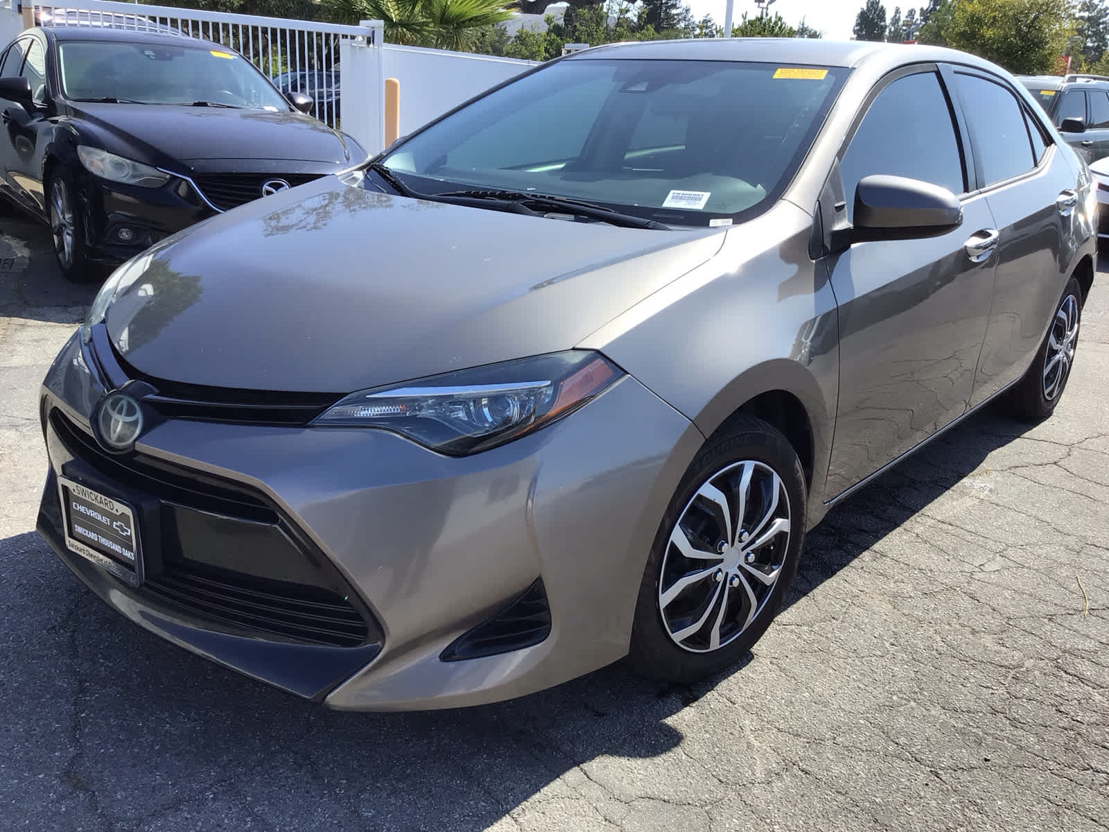 toyota corolla 2018 5YFBURHE1JP830690 image toyota corolla 2018 5YFBURHE1JP830690 image