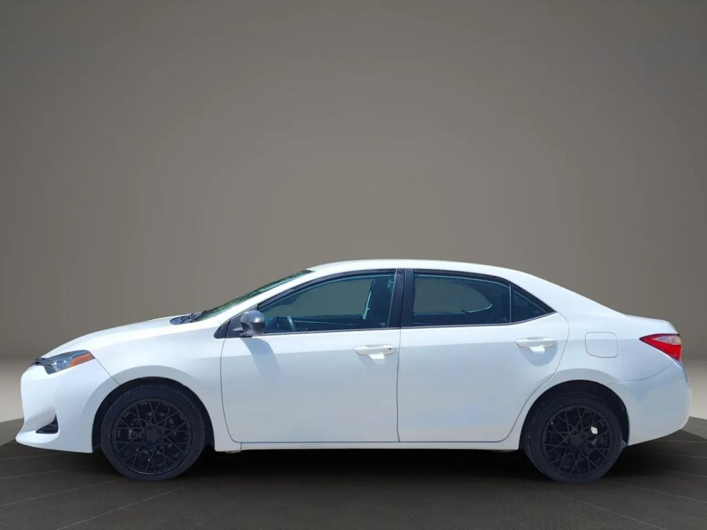 toyota corolla 2018 5YFBURHE4JP755855 image toyota corolla 2018 5YFBURHE4JP755855 image