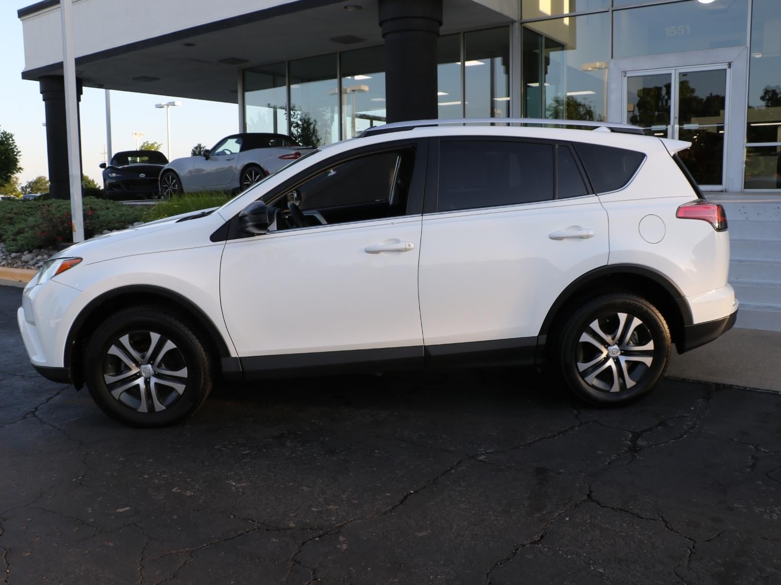 toyota rav4 2016 JTMZFREV9GJ061852 image toyota rav4 2016 JTMZFREV9GJ061852 image
