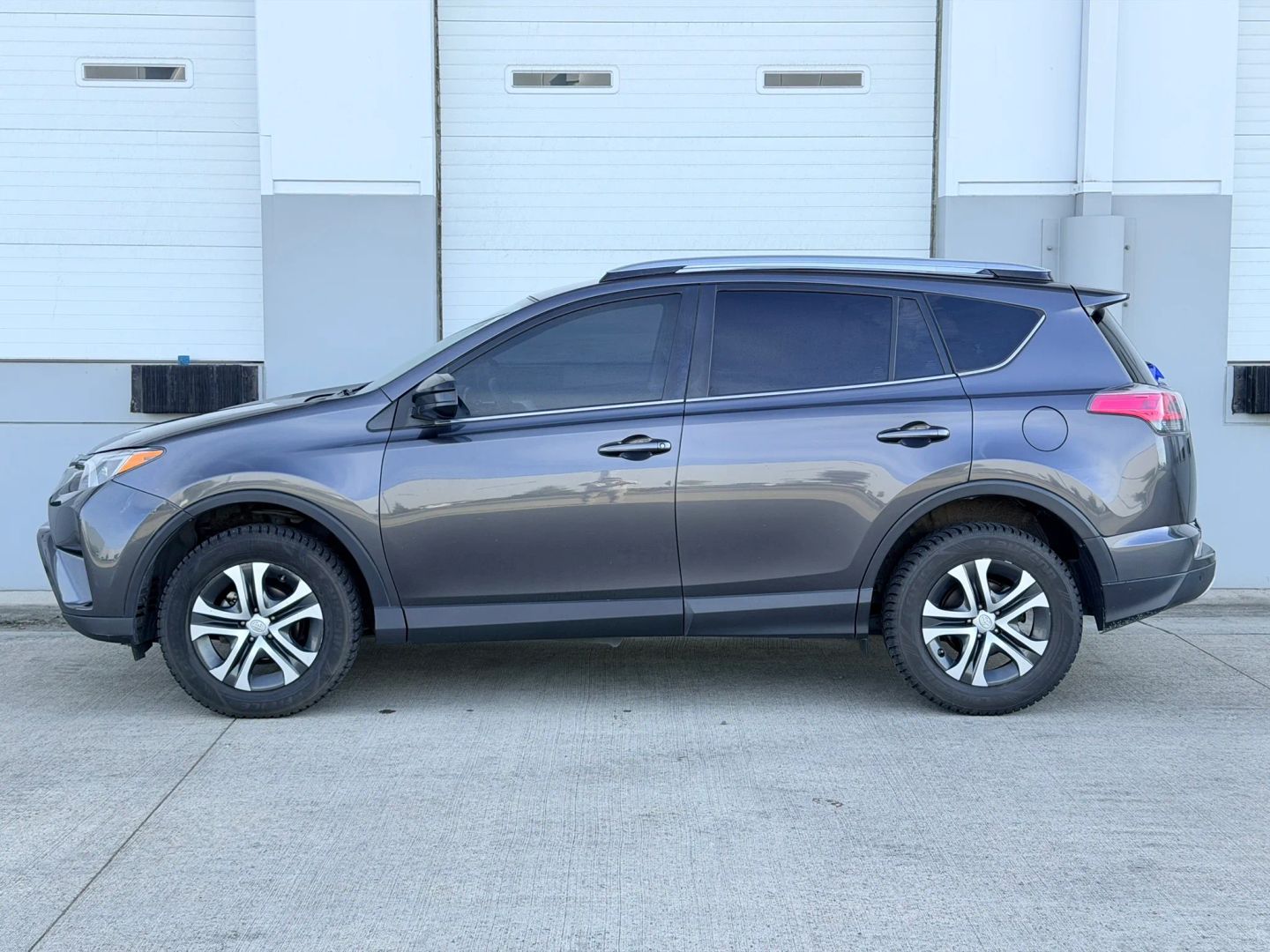 toyota rav4 2018 JTMBFREV2JJ225676 image
