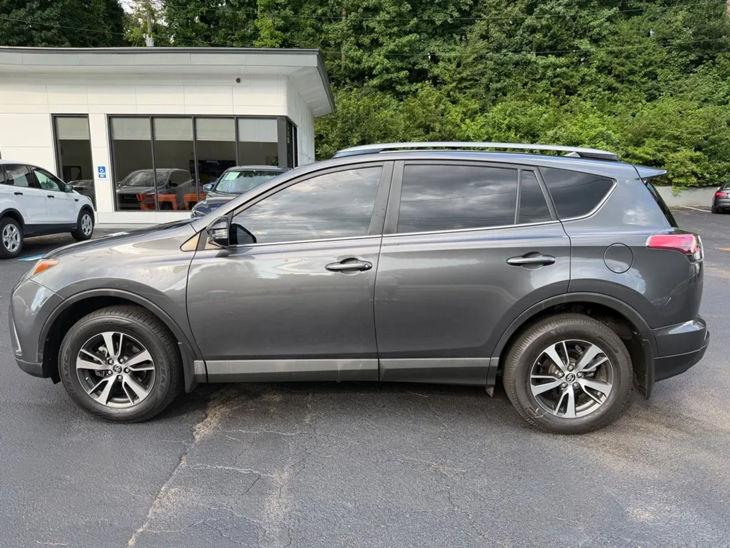 toyota rav4 2018 2T3RFREV6JW833216 image toyota rav4 2018 2T3RFREV6JW833216 image