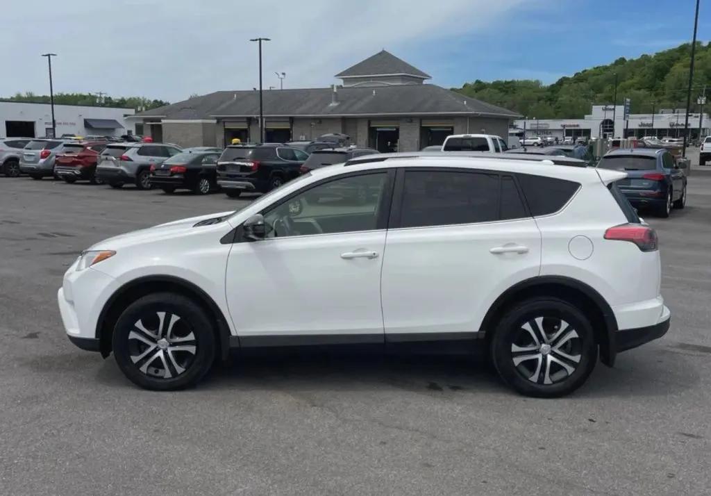 toyota rav4 2018 JTMBFREVXJJ746886 image
