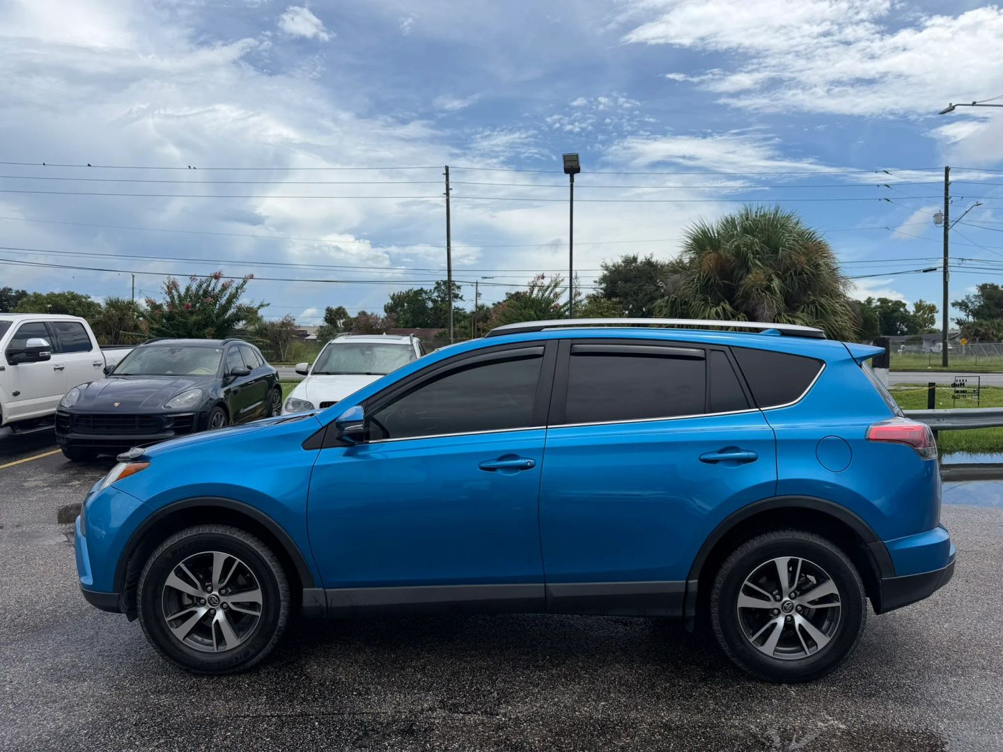 toyota rav4 2017 JTMWFREV8HD095557 image toyota rav4 2017 JTMWFREV8HD095557 image