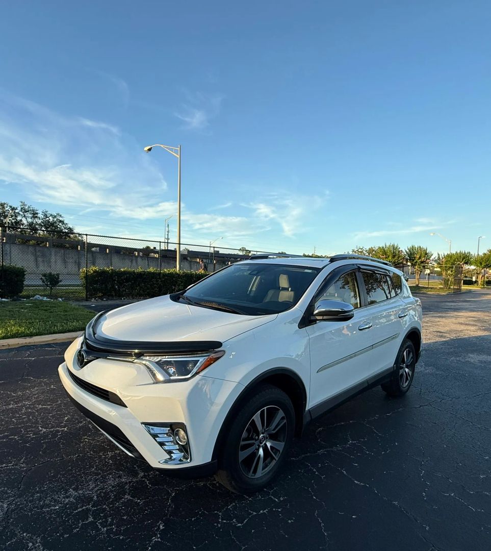 toyota rav4 2017 JTMWFREV0HJ110103 image