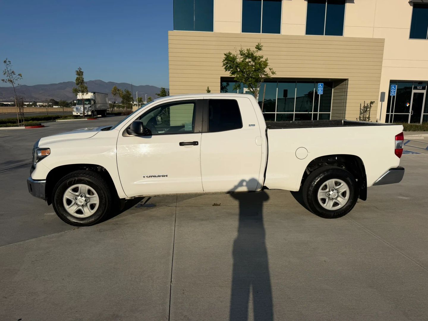 toyota tundra 2018 5TFRM5F15JX128753 image toyota tundra 2018 5TFRM5F15JX128753 image