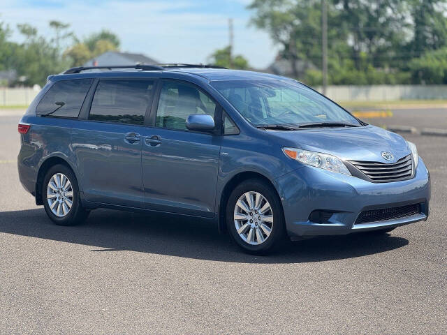 toyota sienna 2017 5TDJZ3DC2HS175679 image toyota sienna 2017 5TDJZ3DC2HS175679 image