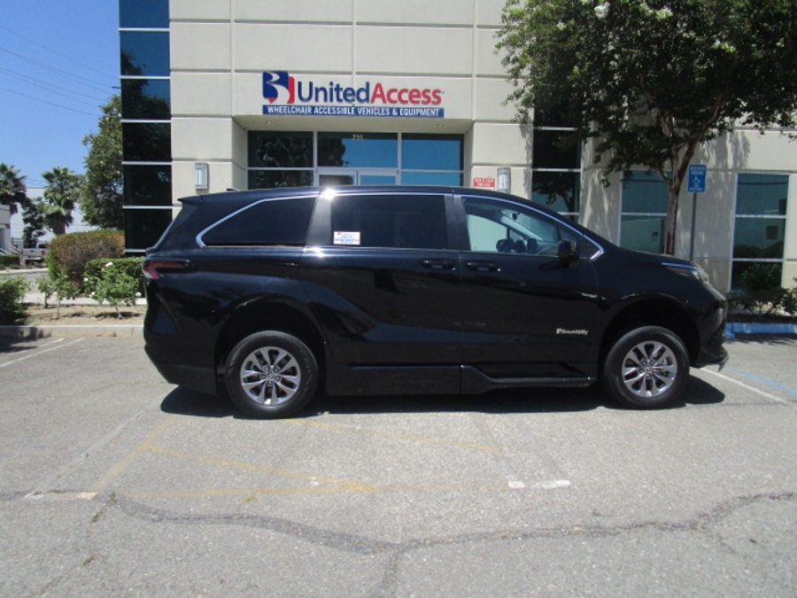 toyota sienna 2024 5TDKRKEC2RS206041 image