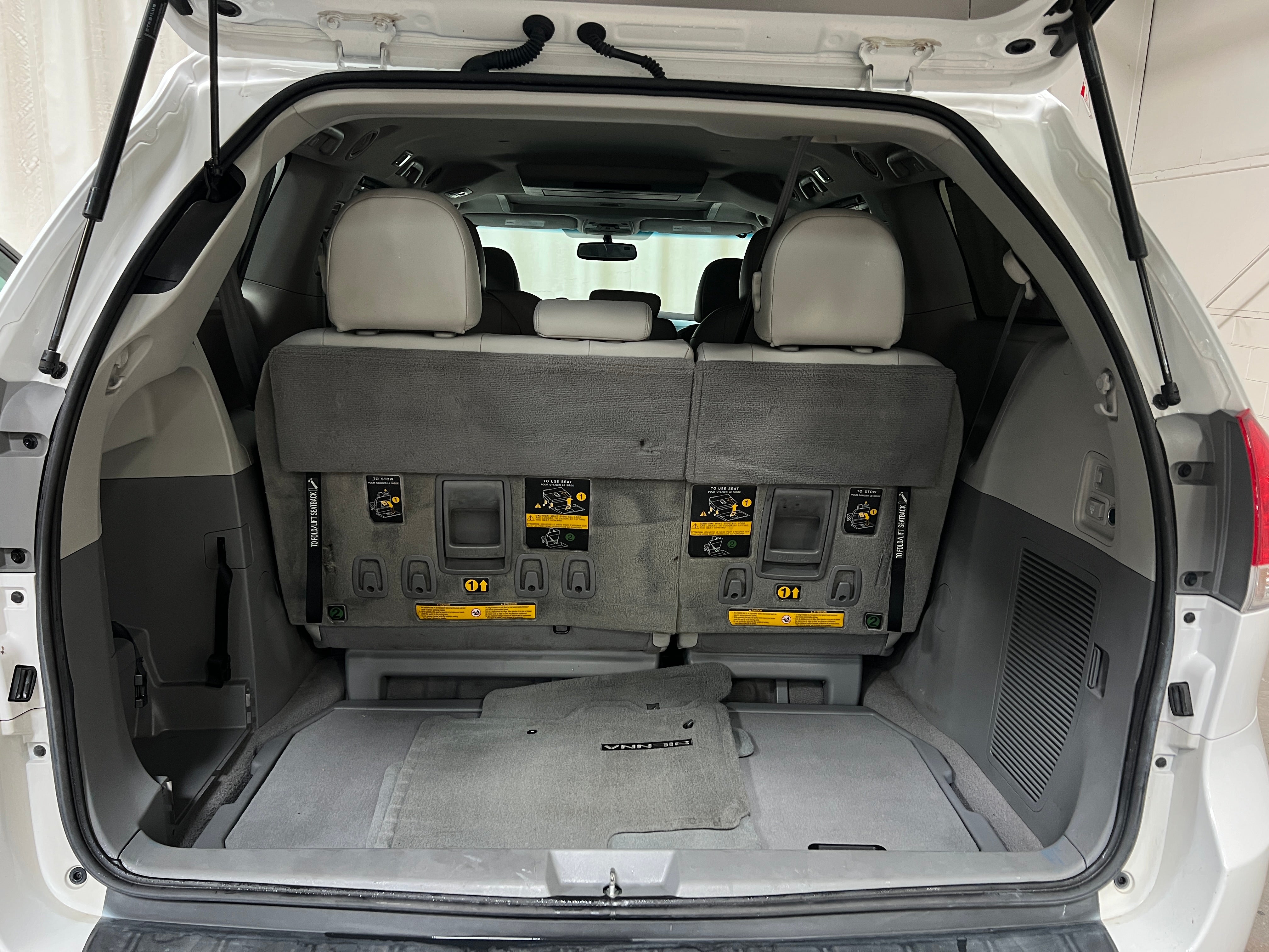 toyota sienna 2011 5TDYK3DC6BS053661 image toyota sienna 2011 5TDYK3DC6BS053661 image