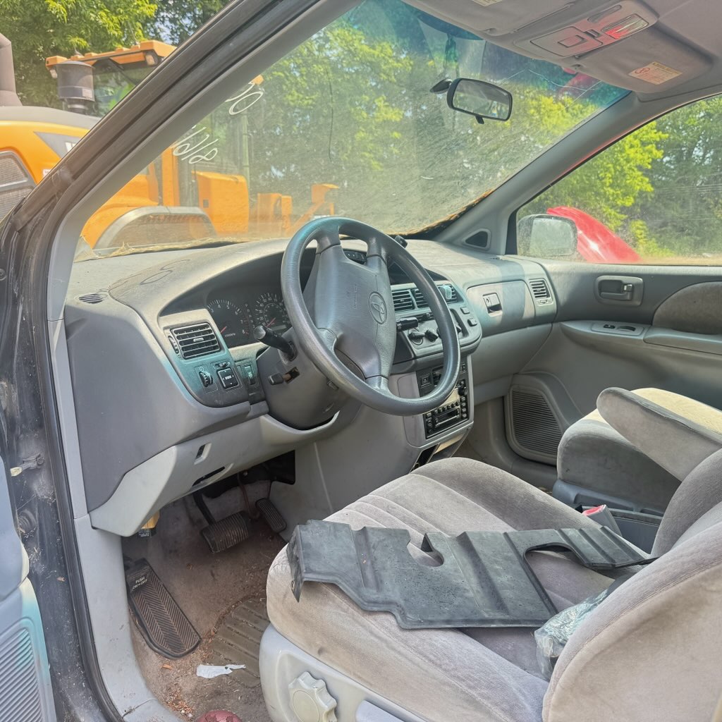 toyota sienna 2000 4T3ZF13C1YU208963 image toyota sienna 2000 4T3ZF13C1YU208963 image