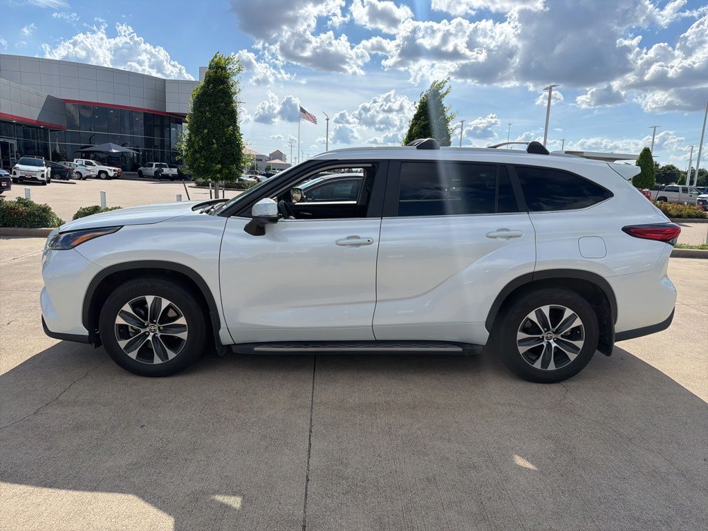 toyota highlander 2023 5TDKDRAH8PS520394 image