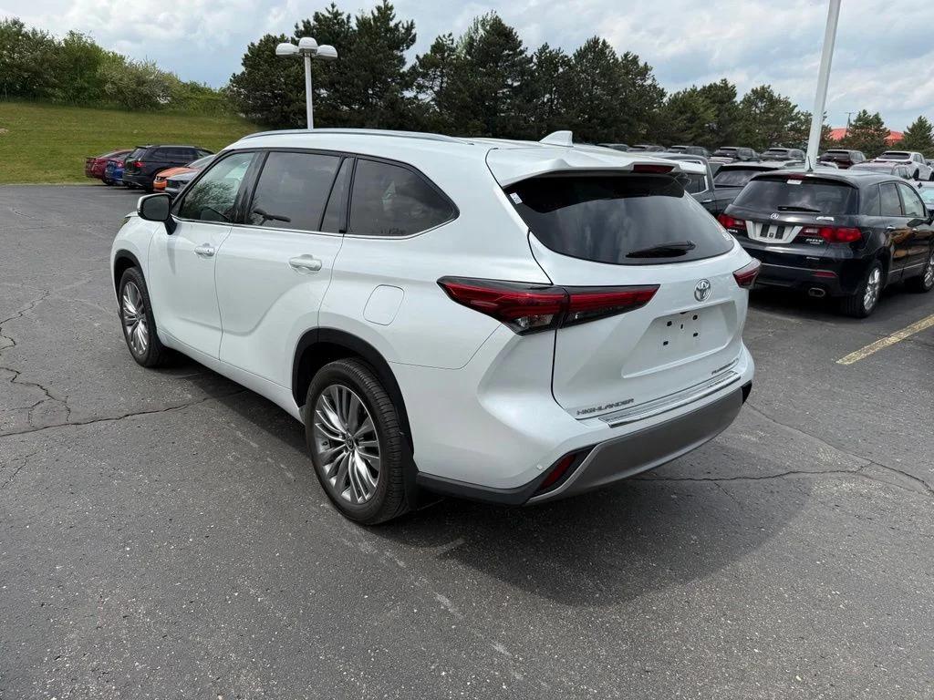 toyota highlander 2022 5TDFZRBH8NS227724 image