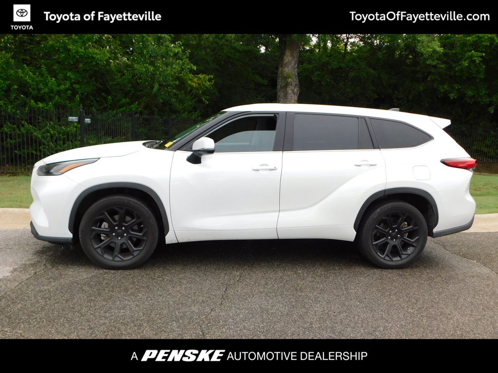 toyota highlander 2022 5TDCZRAH2NS552129 image