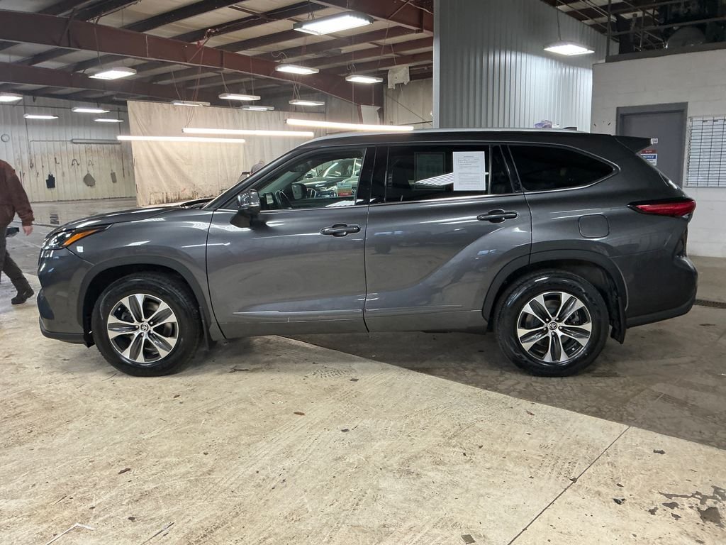 toyota highlander 2022 5TDGZRBH8NS584065 image toyota highlander 2022 5TDGZRBH8NS584065 image