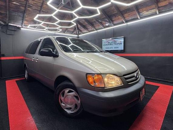 TOYOTA SIENNA 2002 4T3ZF13CX2U457141 image