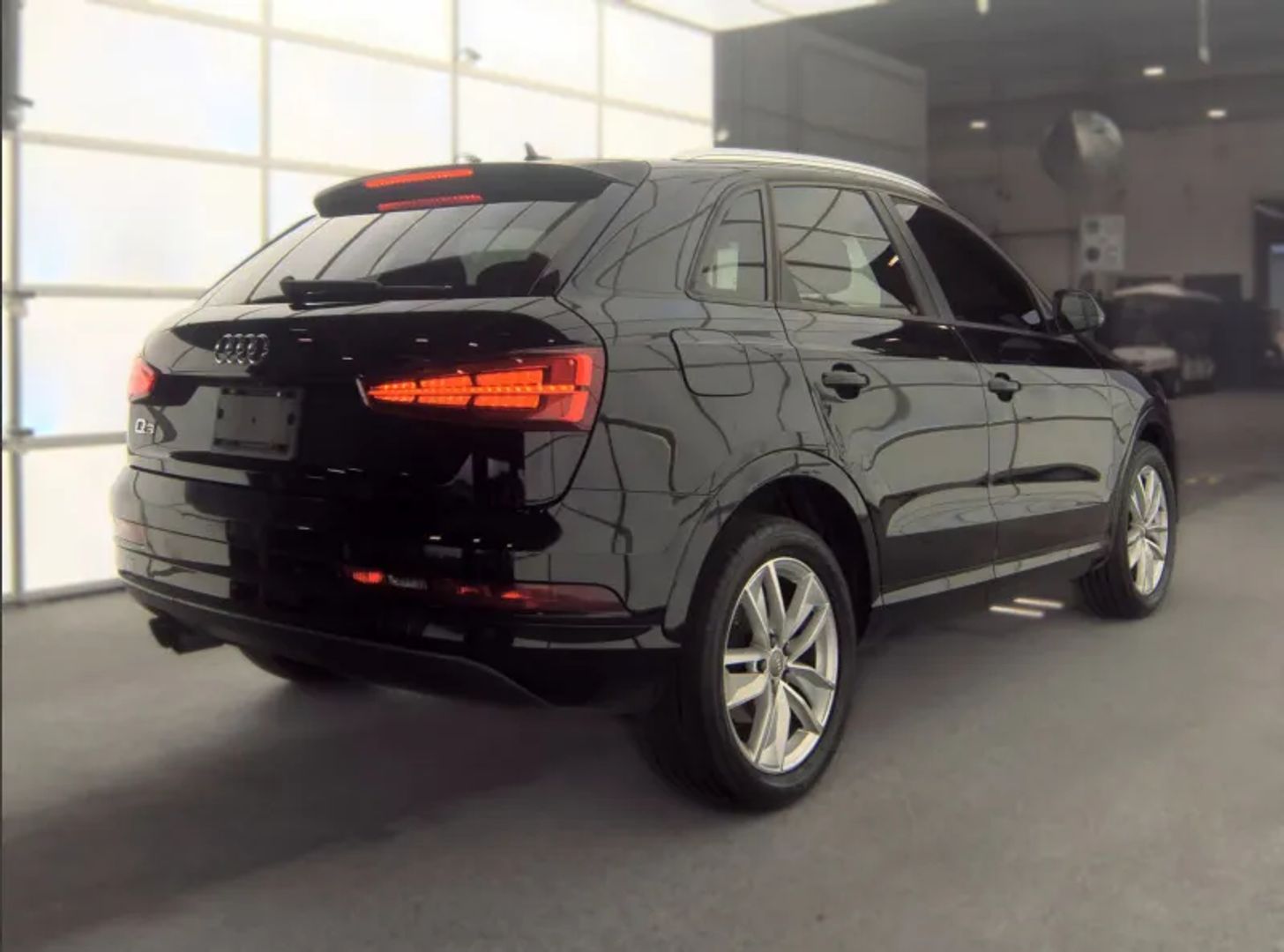 audi q3 2017 WA1BCCFS1HR010256 image audi q3 2017 WA1BCCFS1HR010256 image