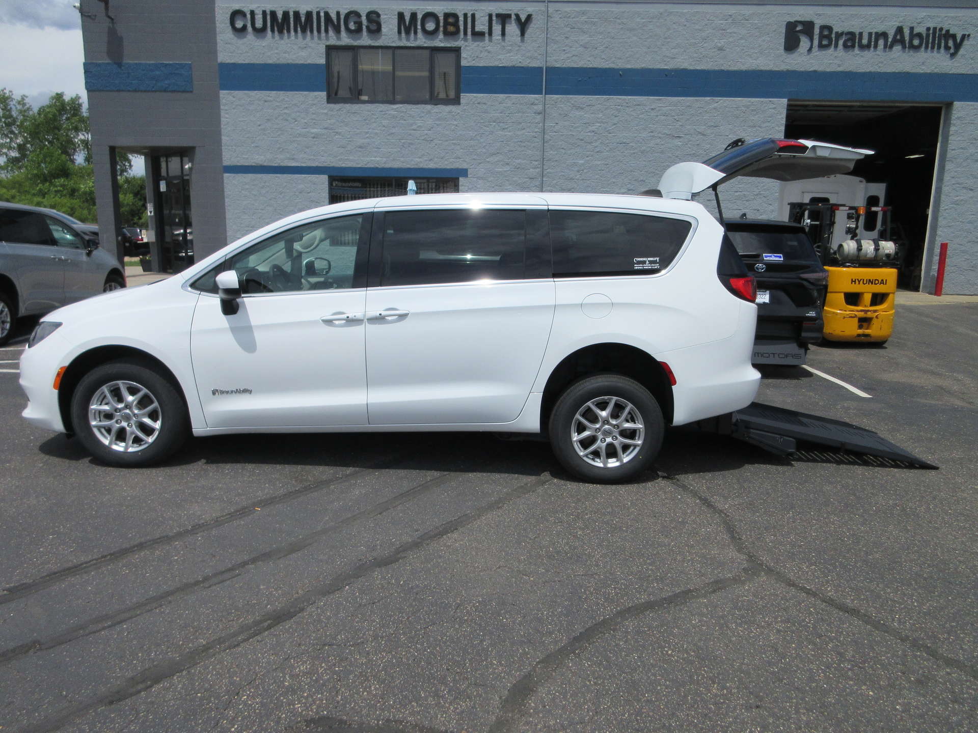 chrysler voyager 2023 2C4RC1CG7PR549059 image chrysler voyager 2023 2C4RC1CG7PR549059 image