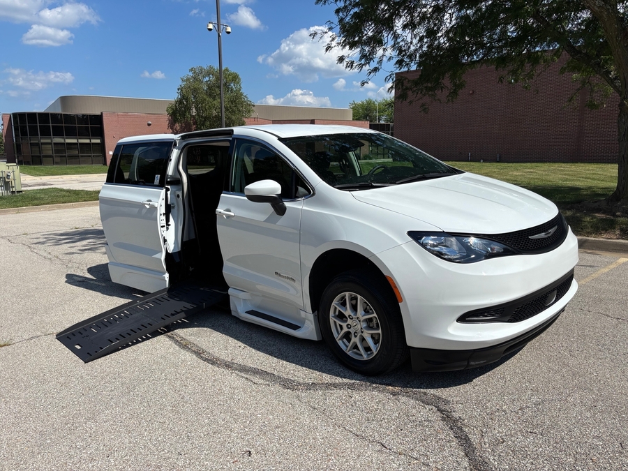 chrysler voyager 2023 2C4RC1CG5PR579449 image chrysler voyager 2023 2C4RC1CG5PR579449 image