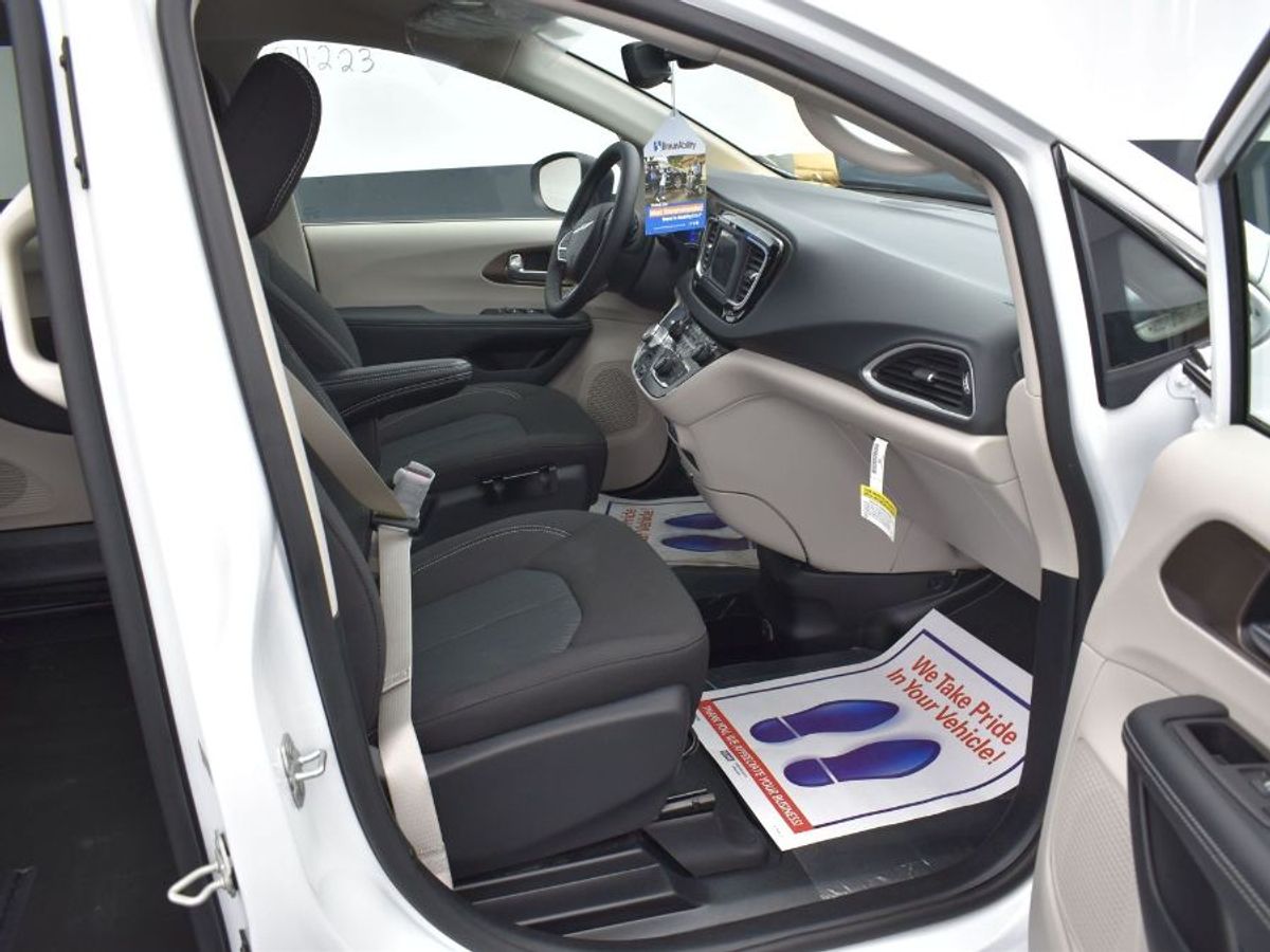 chrysler voyager 2023 2C4RC1CG4PR582875 image chrysler voyager 2023 2C4RC1CG4PR582875 image