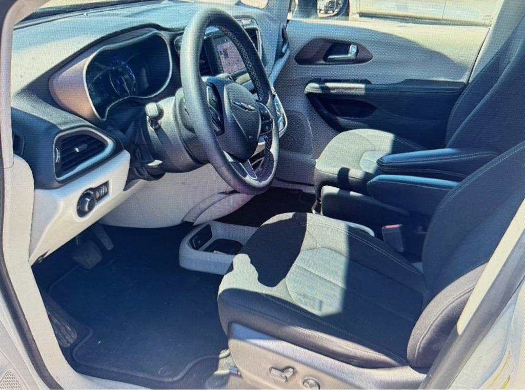 chrysler voyager 2022 2C4RC1CG5NR104686 image