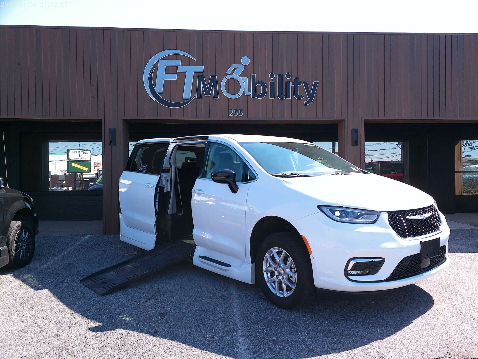 chrysler pacifica 2023 2C4RC1BG3PR606584 image chrysler pacifica 2023 2C4RC1BG3PR606584 image