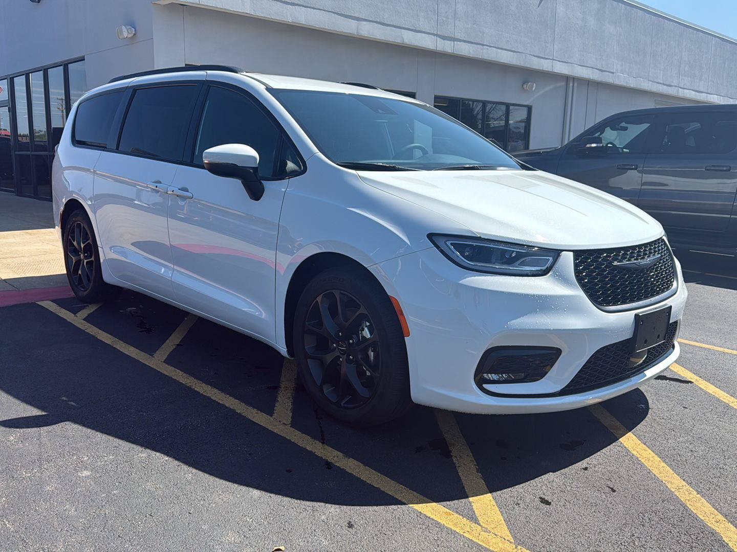chrysler pacifica 2023 2C4RC1BG6PR598142 image chrysler pacifica 2023 2C4RC1BG6PR598142 image