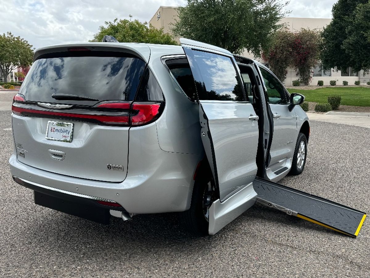 chrysler pacifica 2023 2C4RC1FG4PR583553 image chrysler pacifica 2023 2C4RC1FG4PR583553 image