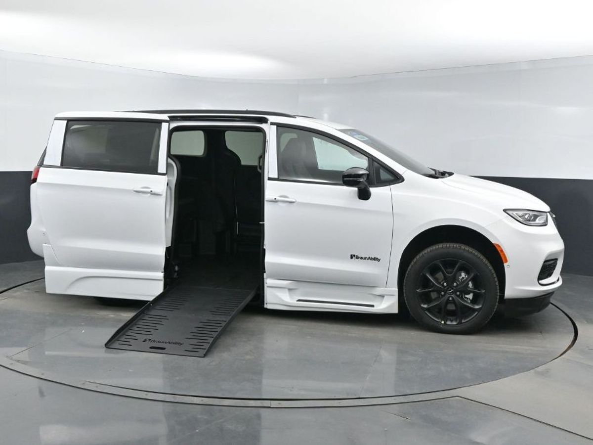 chrysler pacifica 2024 2C4RC1BG4RR123365 image chrysler pacifica 2024 2C4RC1BG4RR123365 image