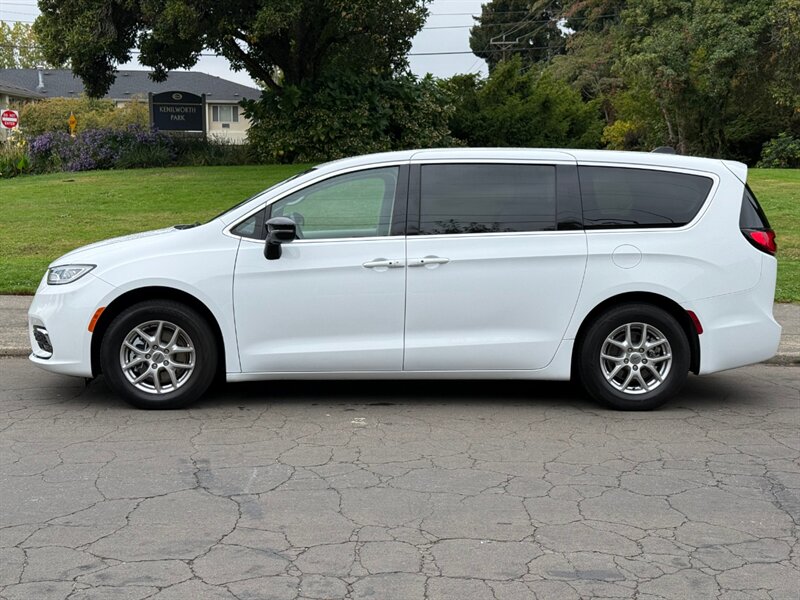 chrysler pacifica 2024 2C4RC1BG8RR155297 image chrysler pacifica 2024 2C4RC1BG8RR155297 image