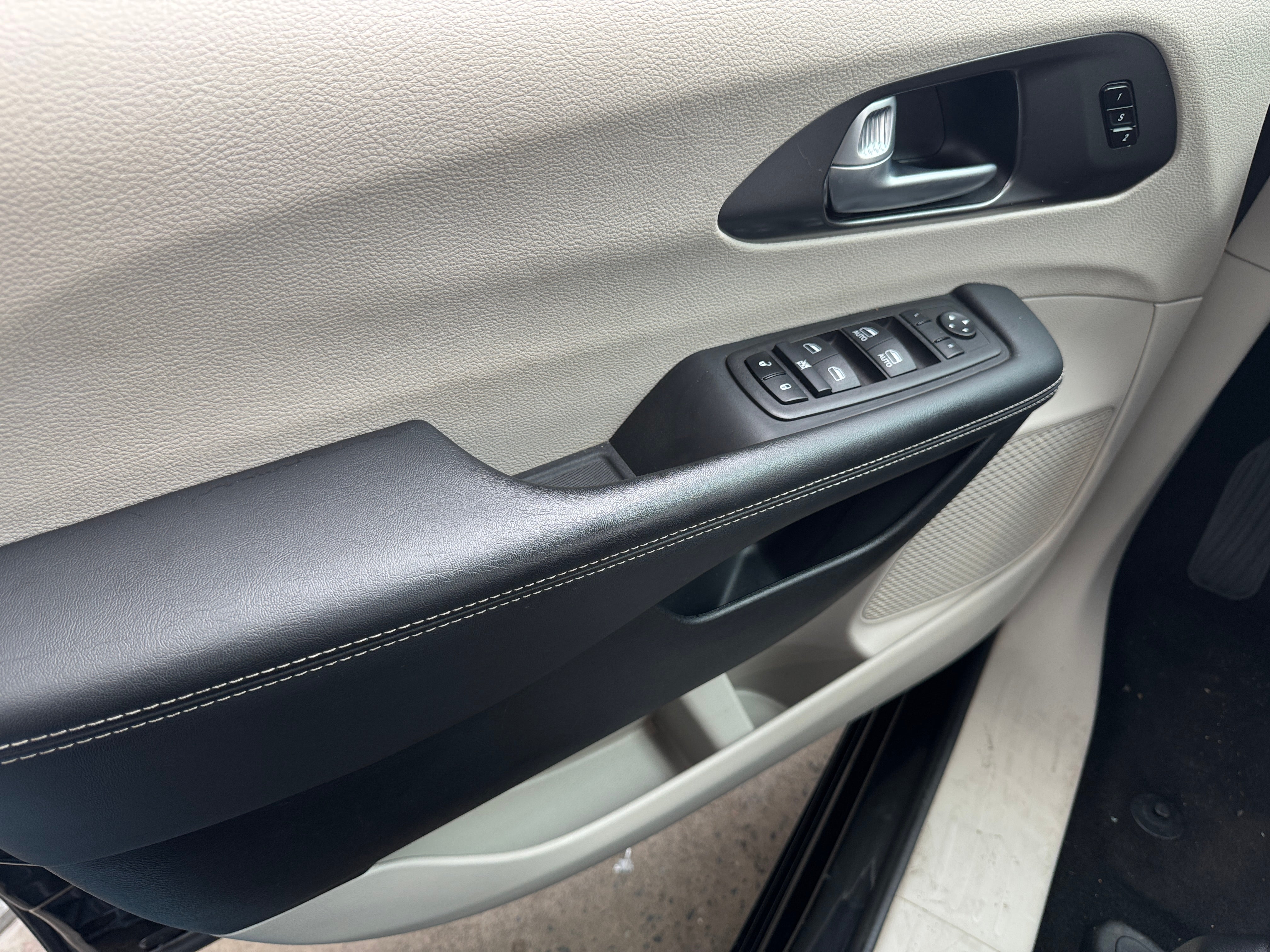 chrysler pacifica 2024 2C4RC1BG5RR136609 image chrysler pacifica 2024 2C4RC1BG5RR136609 image