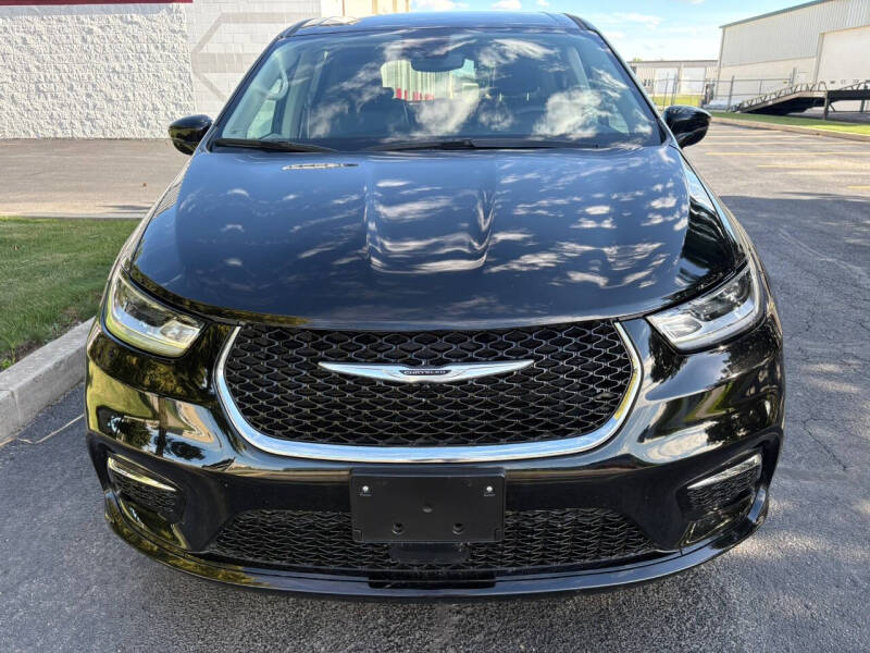 chrysler pacifica 2024 2C4RC1BG1RR135375 image