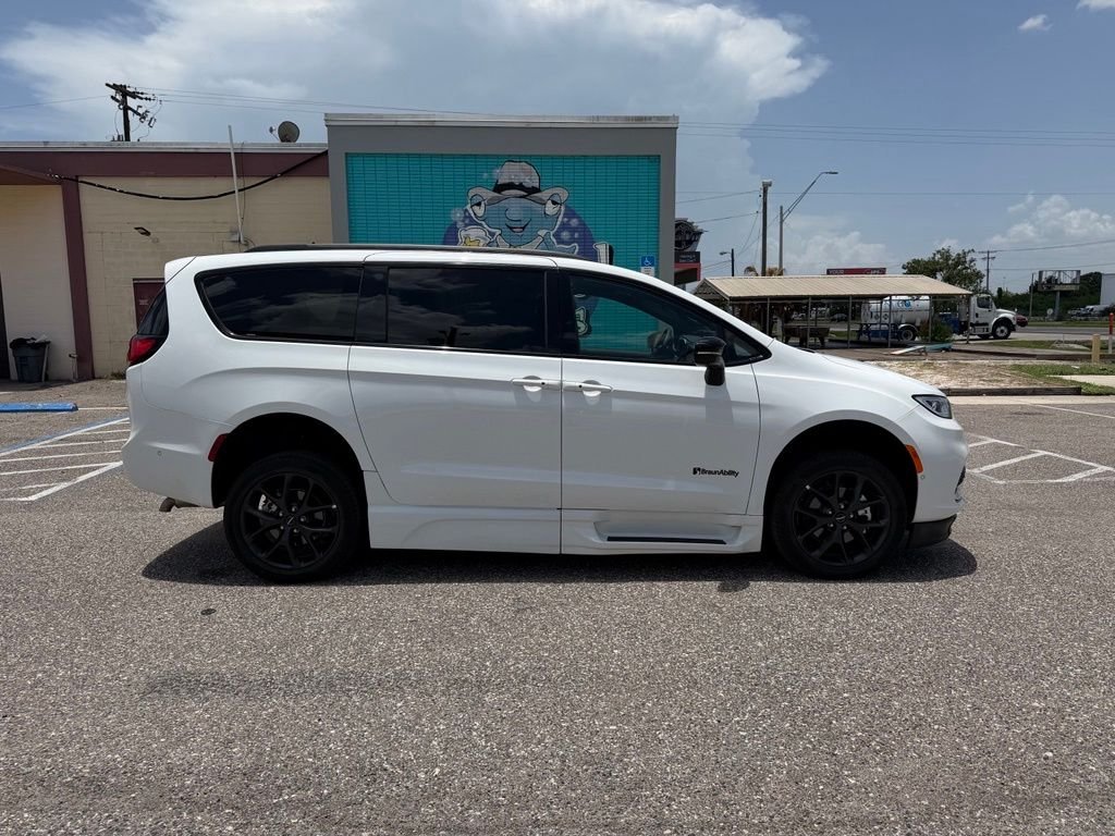 chrysler pacifica 2024 2C4RC1BG7RR123389 image chrysler pacifica 2024 2C4RC1BG7RR123389 image