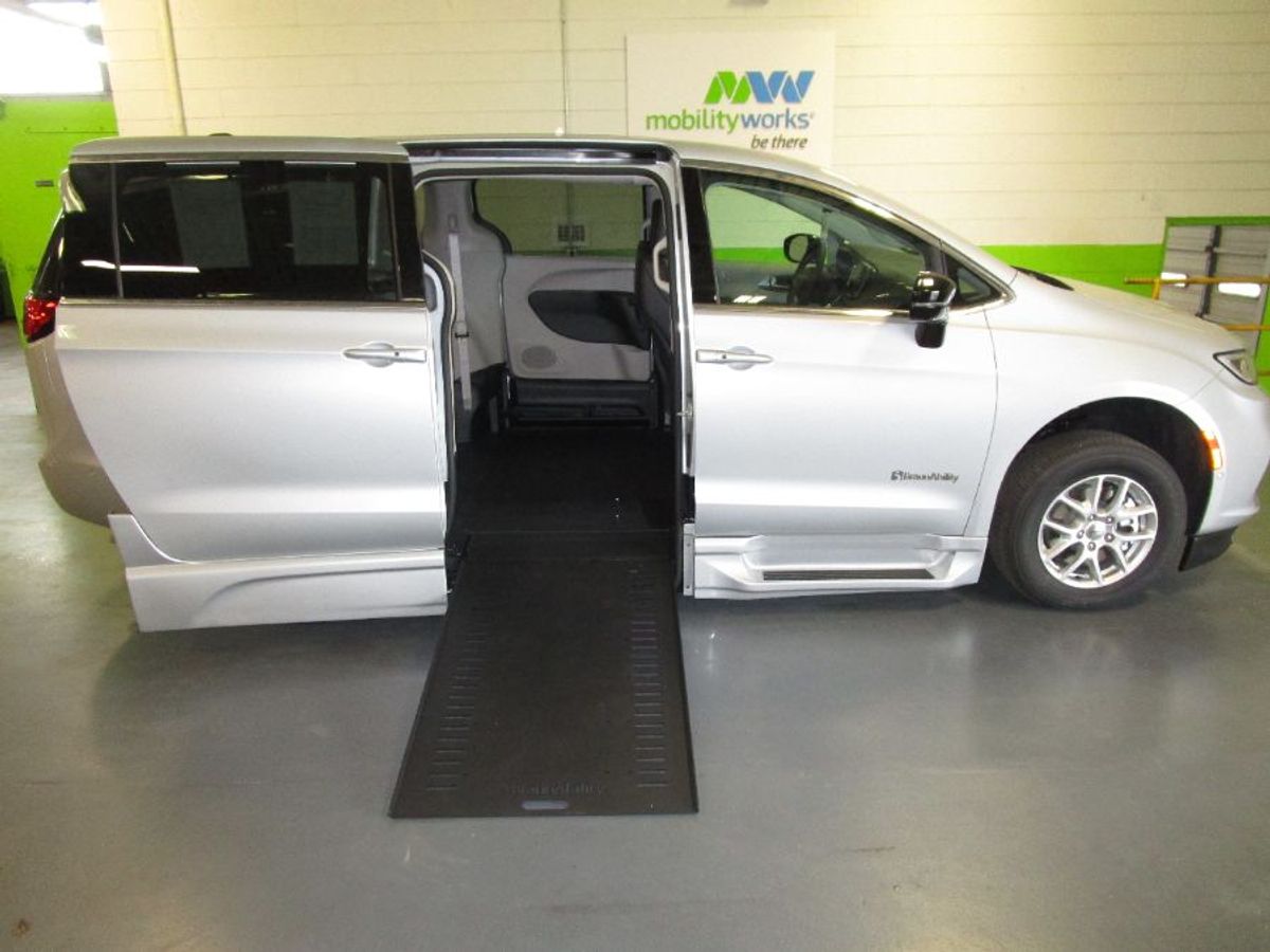 chrysler pacifica 2024 2C4RC1BGXRR152403 image chrysler pacifica 2024 2C4RC1BGXRR152403 image