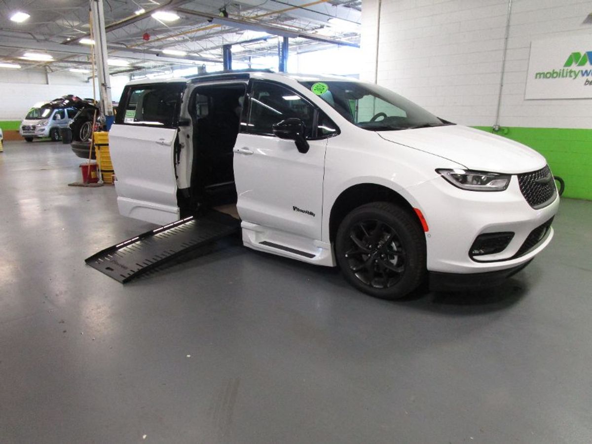 chrysler pacifica 2024 2C4RC1BG5RR123374 image chrysler pacifica 2024 2C4RC1BG5RR123374 image