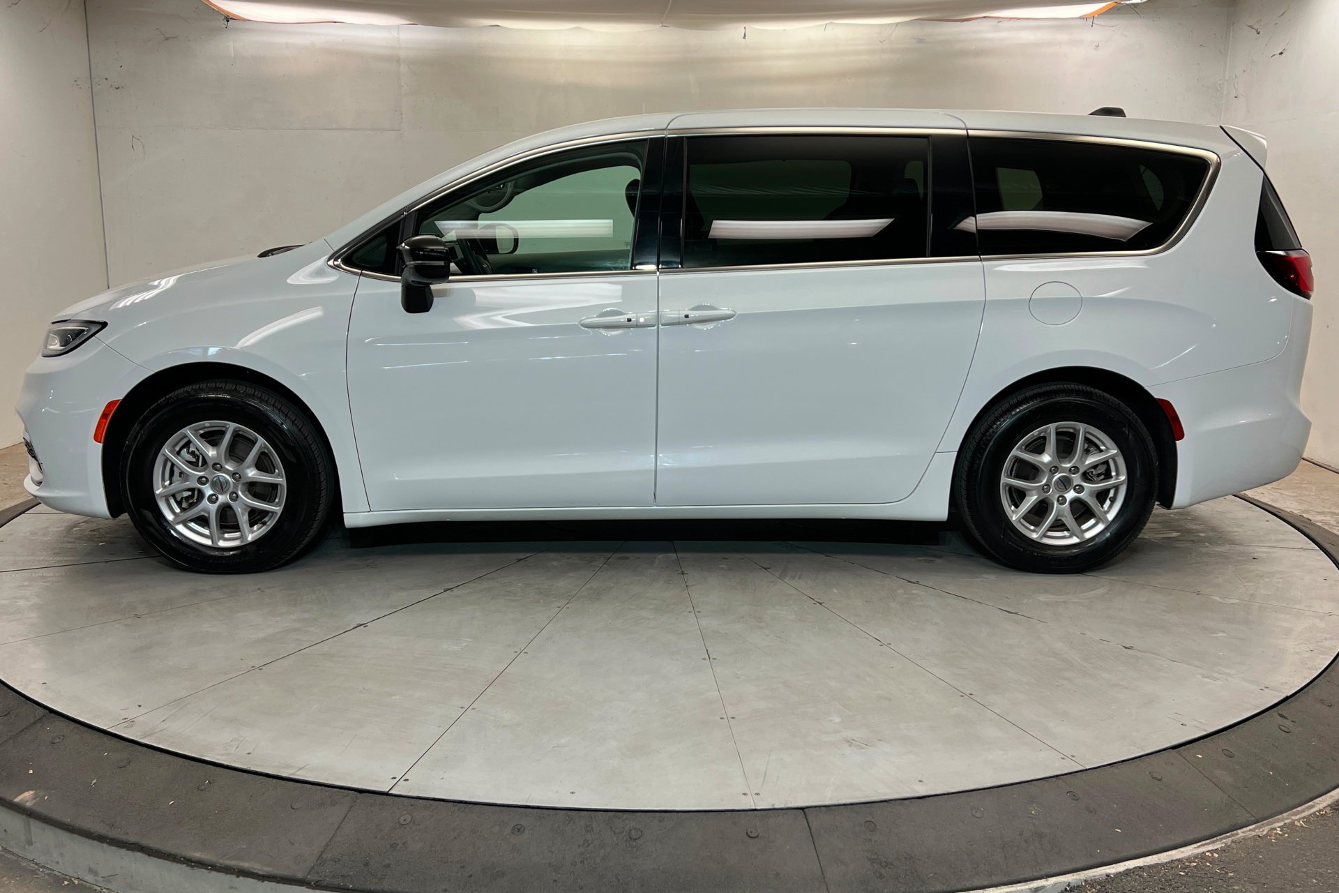 chrysler pacifica 2024 2C4RC1BG2RR119069 image chrysler pacifica 2024 2C4RC1BG2RR119069 image
