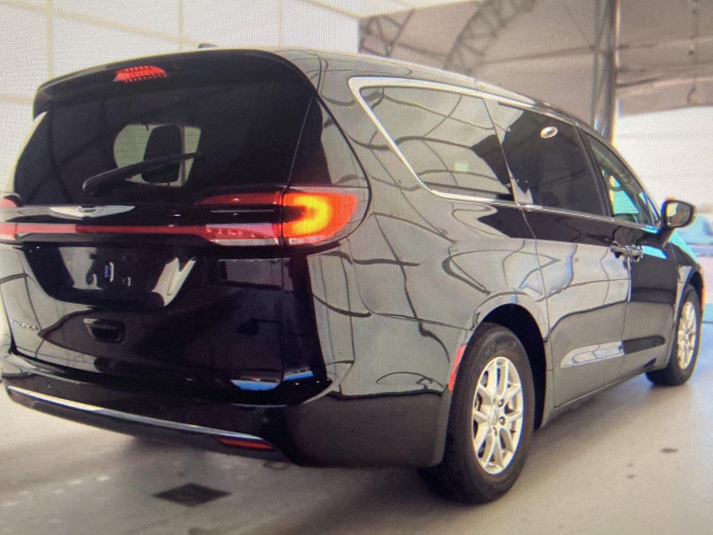 chrysler pacifica 2024 2C4RC1BG3RR128170 image