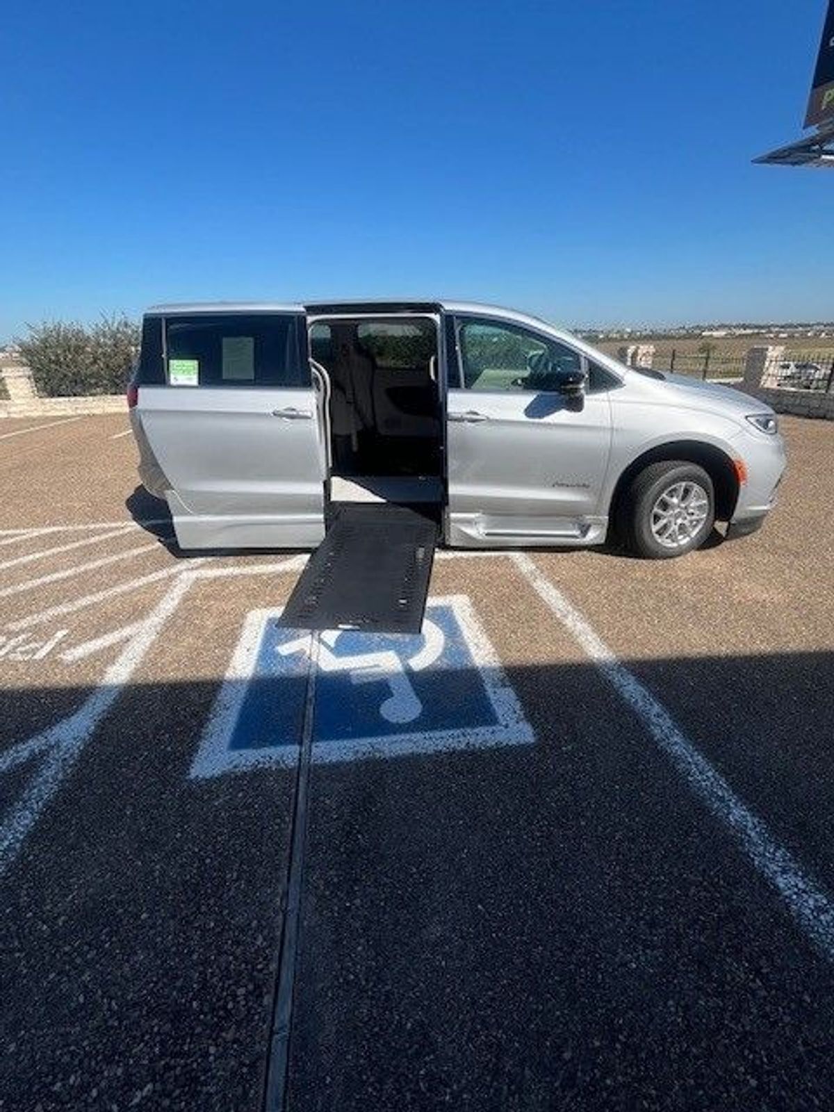 chrysler pacifica 2024 2C4RC1BG3RR152355 image chrysler pacifica 2024 2C4RC1BG3RR152355 image