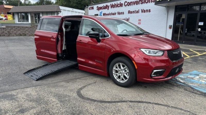chrysler pacifica 2024 2C4RC1BG3RR180138 image chrysler pacifica 2024 2C4RC1BG3RR180138 image