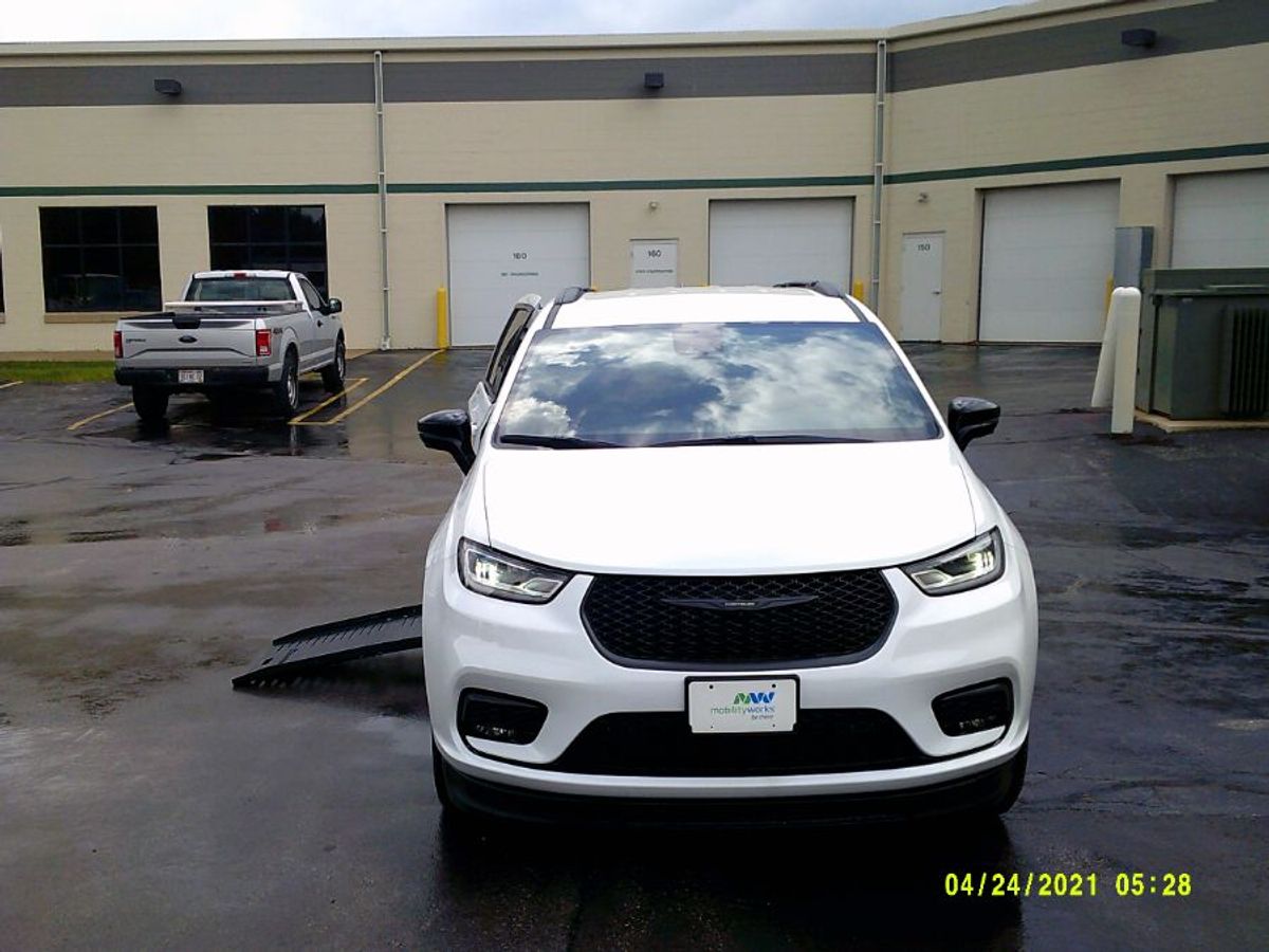 chrysler pacifica 2024 2C4RC1BG8RR123370 image chrysler pacifica 2024 2C4RC1BG8RR123370 image