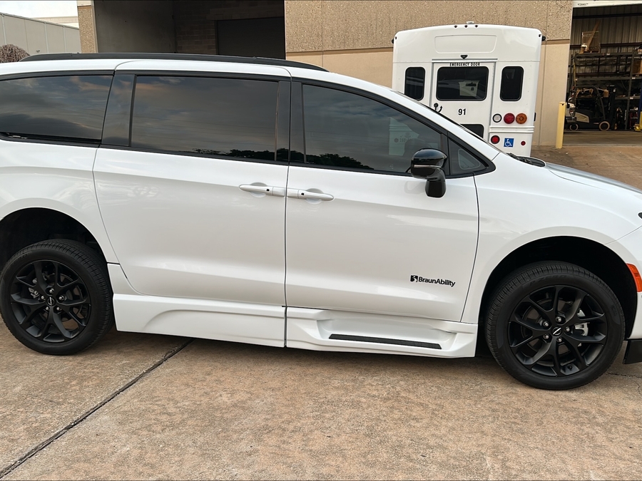 chrysler pacifica 2024 2C4RC1BG4RR123379 image chrysler pacifica 2024 2C4RC1BG4RR123379 image