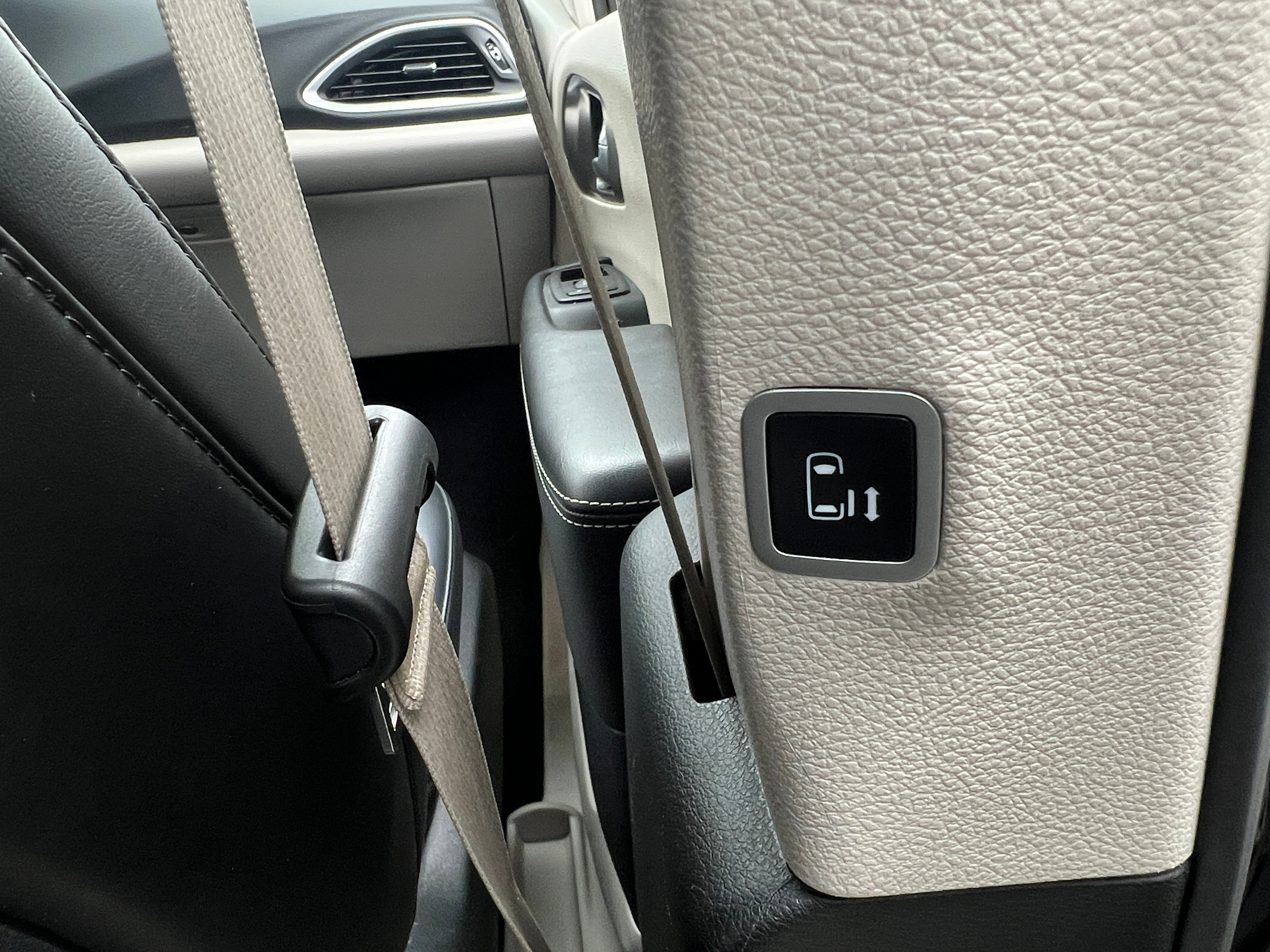 chrysler pacifica 2024 2C4RC1BG8RR151492 image chrysler pacifica 2024 2C4RC1BG8RR151492 image