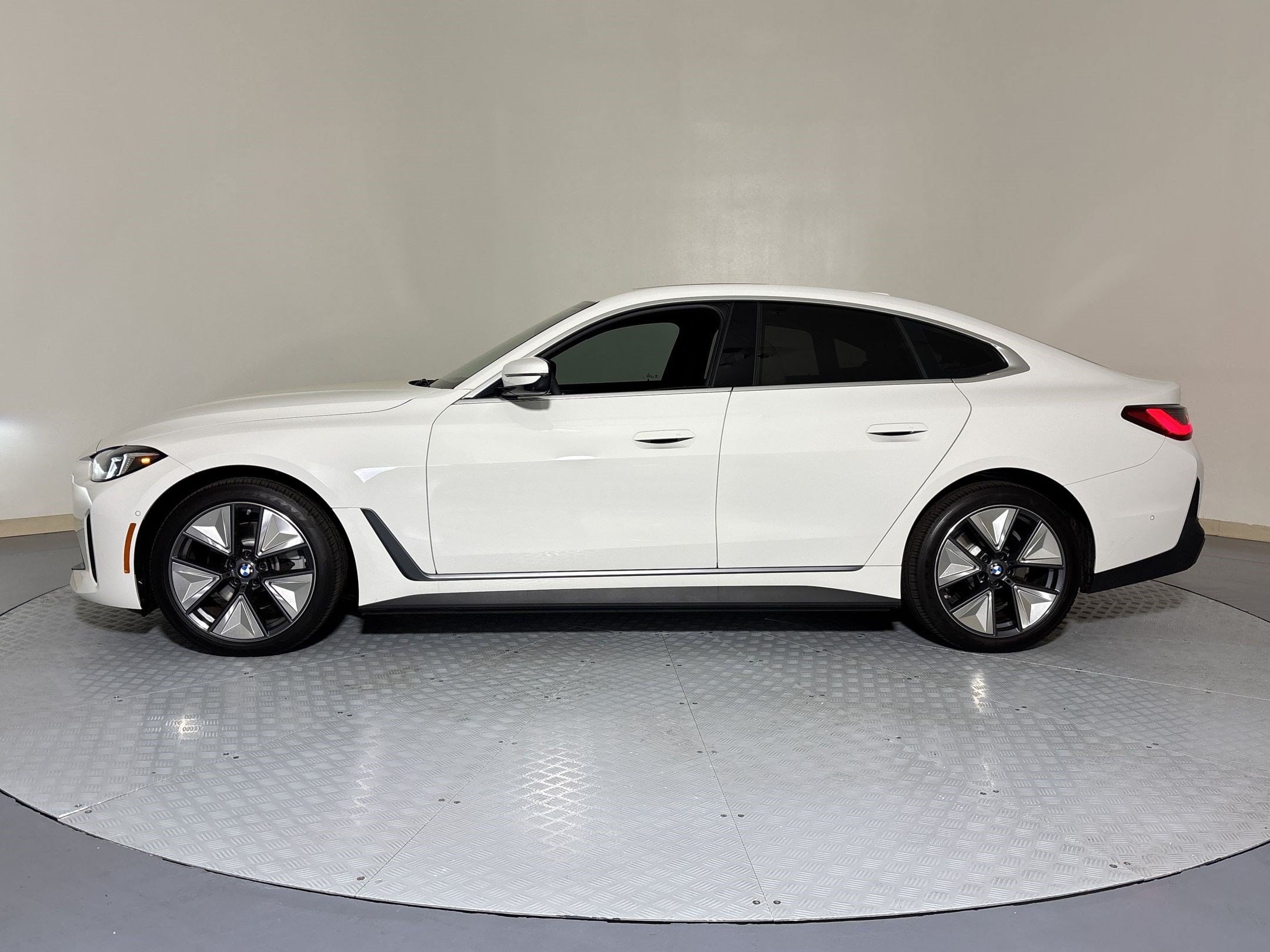 bmw i4 2026 WBY63HD04TFW31120 image bmw i4 2026 WBY63HD04TFW31120 image